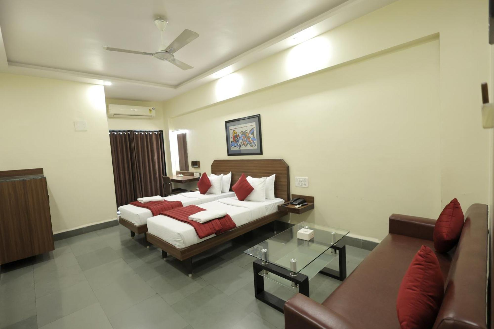 Hotel Hospice Surat Luaran gambar